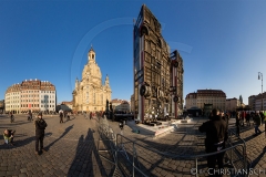 Der Deutsch-Syrische Künstler Manaf Halbouni mit seiner Installation \"Monument\" vor der Frauenkirche Dresden