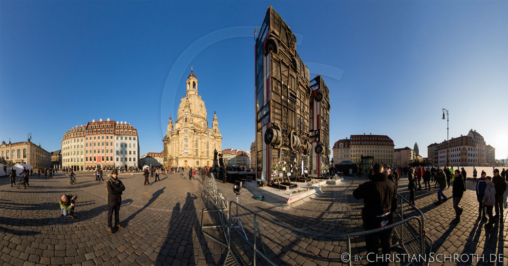 Kunst Krieg Manaf Halbouni Installation "Monument" Frauenkirche Dresden Zerstörung Aleppo
